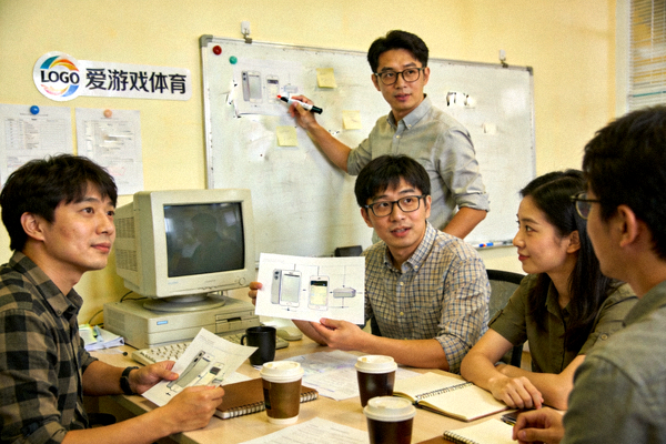 2018年爱游戏体育平台初创团队在办公室讨论产品原型的历史照片