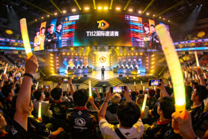 DOTA2国际邀请赛比赛现场观众欢呼场景 - 电竞热情氛围