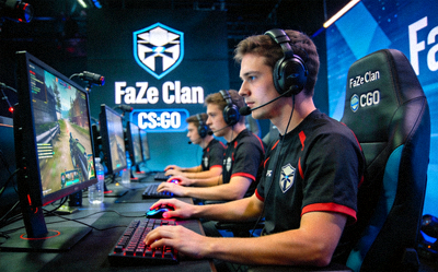 FaZe Clan电子竞技俱乐部CS:GO分队比赛现场 - 选手佩戴耳机专注比赛