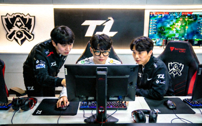 T1电子竞技俱乐部英雄联盟战队选手Faker与队友训练场景